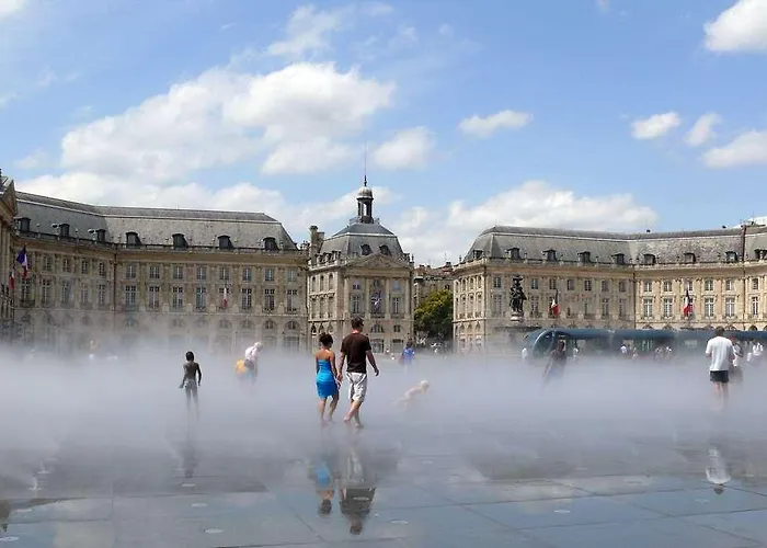 Appart-hotel & Golf Bassins A Flot 아파트호텔