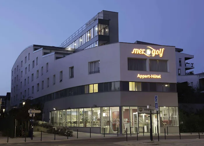 Appart-hotel & Golf Bassins A Flot 아파트호텔