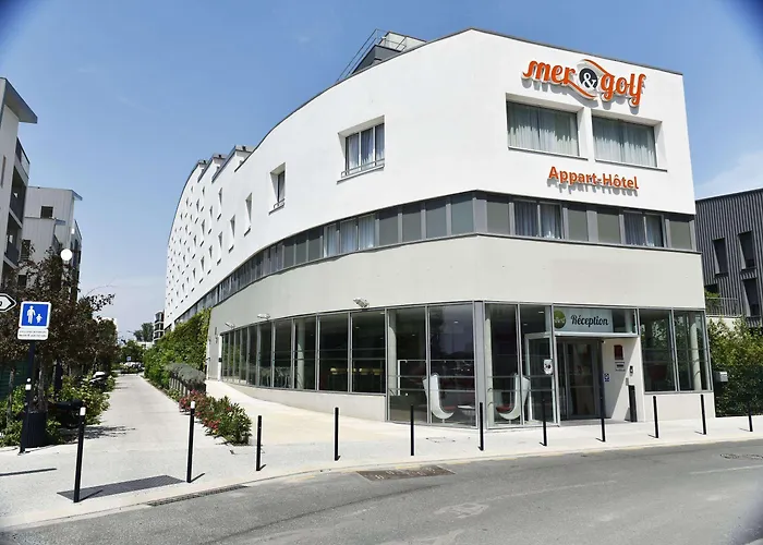 Appart-hotel & Golf Bassins A Flot 아파트호텔