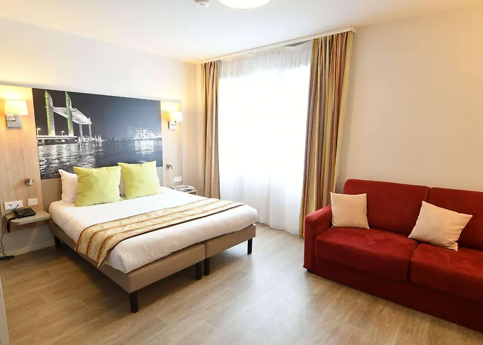 Appart-hotel & Golf Bassins A Flot 아파트호텔 3*