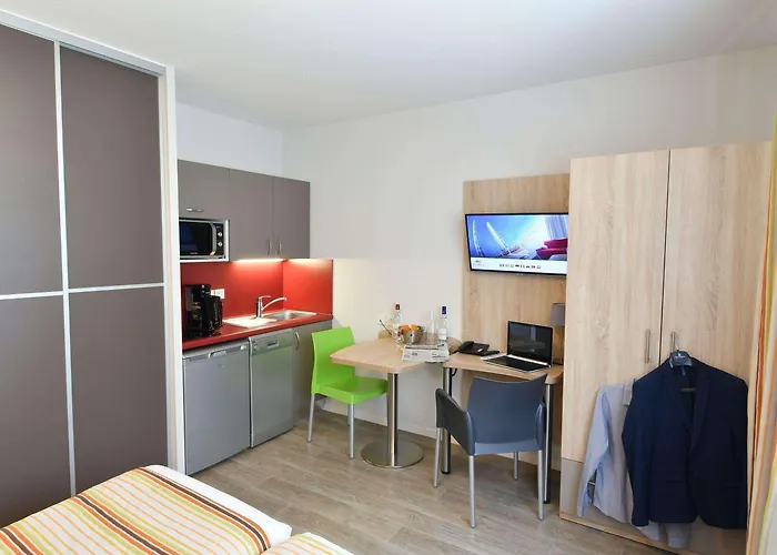 Appart-hotel & Golf Bassins A Flot 아파트호텔