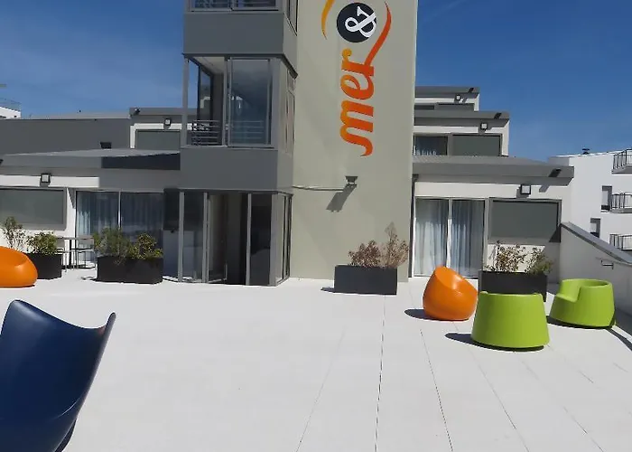 Appart-hotel & Golf Bassins A Flot 아파트호텔 3*