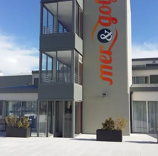 Appart-hotel & Golf Bassins A Flot 아파트호텔