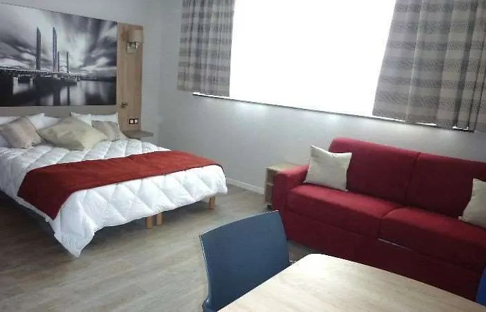 아파트호텔 Appart-hotel & Golf Bassins A Flot 3*